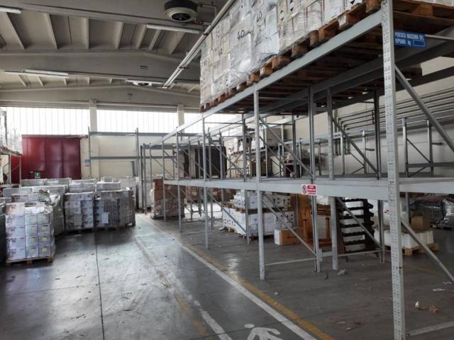 Locale Commerciale in affitto a Buco del Signore, Re
