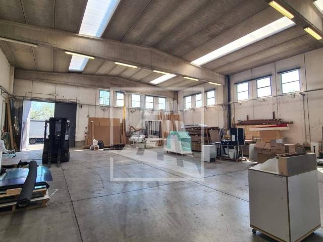 Locale Commerciale in affitto a Mancasale, Re
