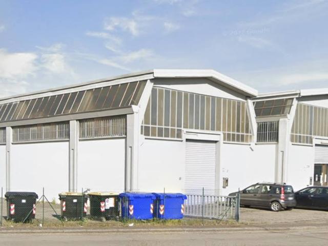 Locale Commerciale in affitto a Cavazzoli, Re