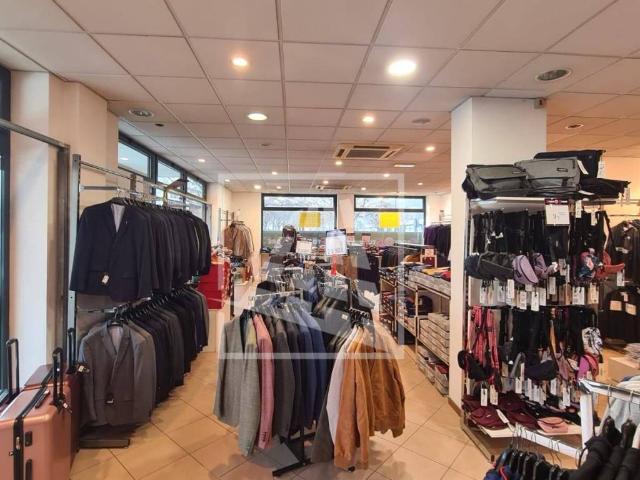 Locale Commerciale in affitto a Cavazzoli, Re