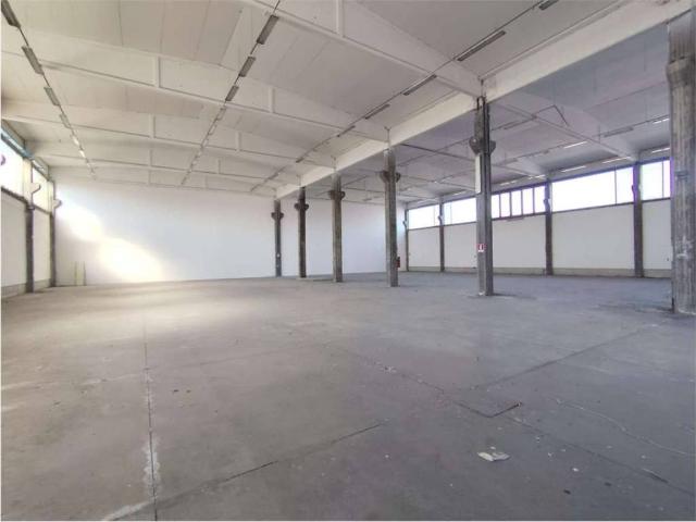 Locale Commerciale in affitto a Pieve Modolena, Re