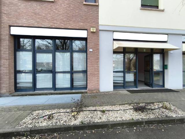 Locale Commerciale in affitto a Re, Reggio Emilia