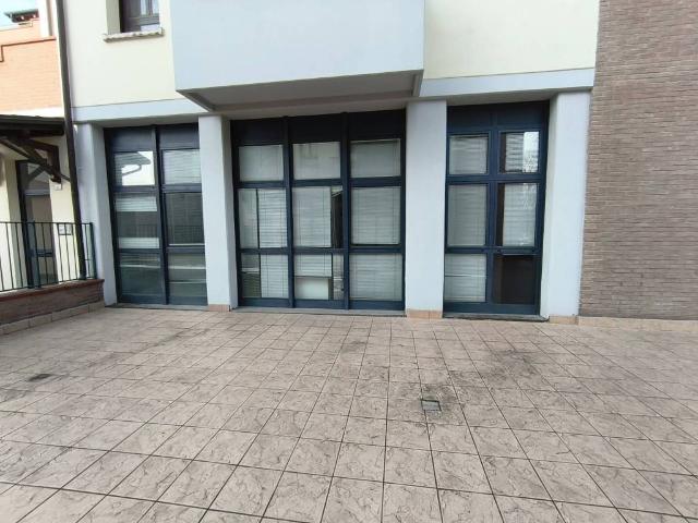 Locale Commerciale in affitto a Re, Reggio Emilia