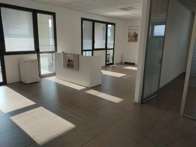 Locale Commerciale in affitto a Pieve Modolena, Re