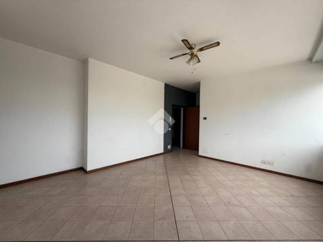 Locale Commerciale in affitto a Baragalla, Re