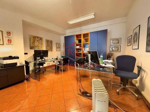 Locale Commerciale in affitto a Tondo, Re
