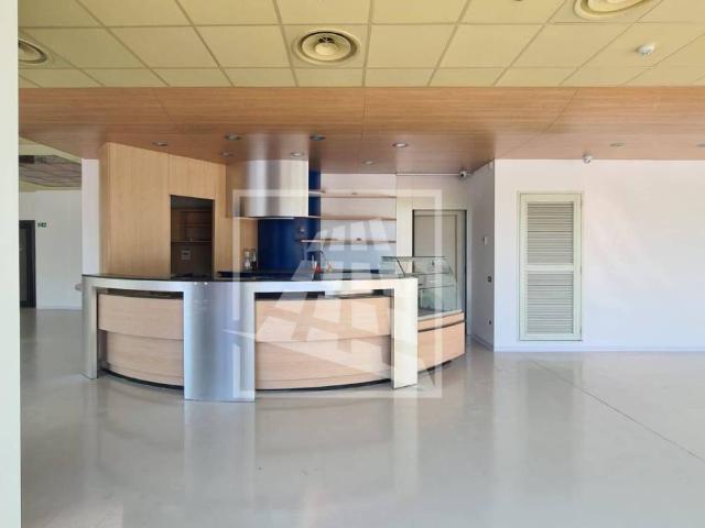 Locale Commerciale in affitto a Cavazzoli, Re