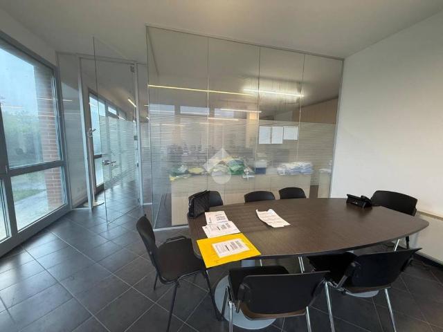 Locale Commerciale in affitto a Mancasale, Re