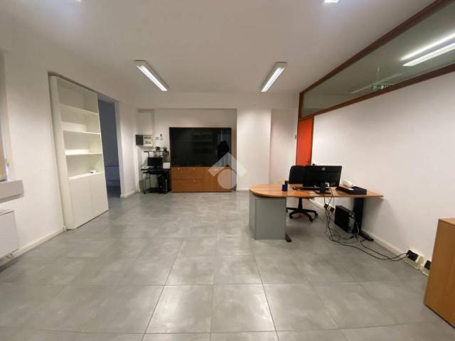 Locale Commerciale in affitto a Crocetta, Re