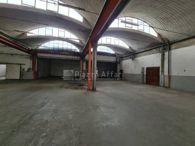 Locale Commerciale in affitto a Val d’Enza, Re