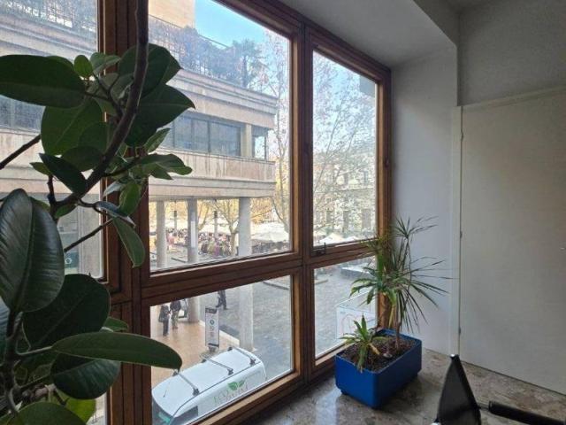 Locale Commerciale in affitto a San Francesco-Giardini Pubblici, Re