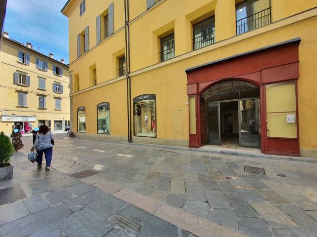 Locale Commerciale in affitto a Duomo, Re