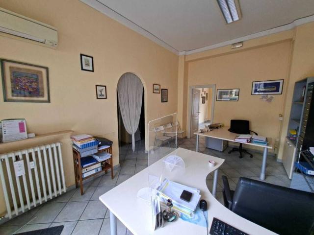 Locale Commerciale in affitto a Rosta Nuova, Re