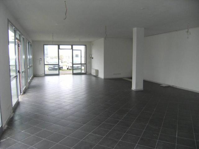Locale Commerciale in affitto a Pratofontana, Re