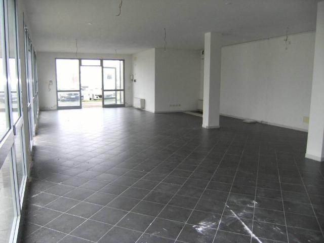 Locale Commerciale in affitto a Pratofontana, Re