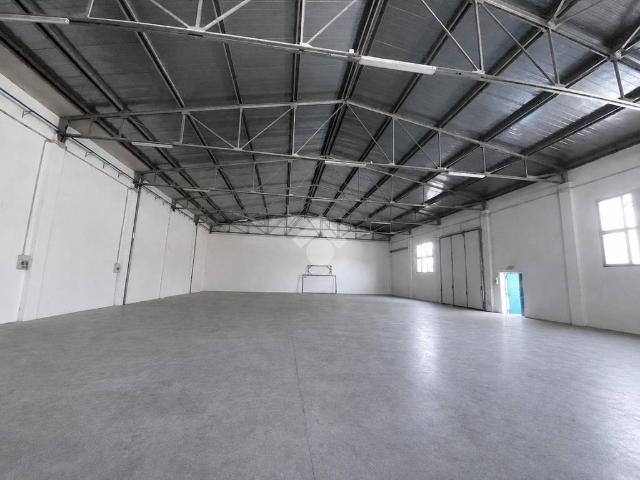 Locale Commerciale in affitto a Mancasale, Re