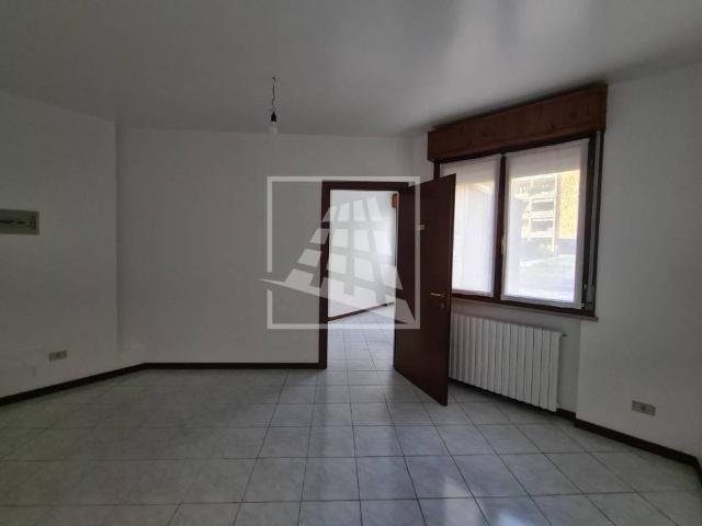 Locale Commerciale in affitto a Buon Pastore, Re