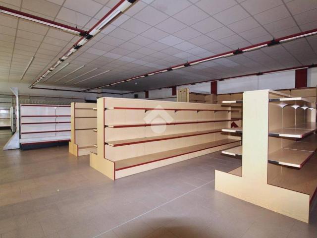 Locale Commerciale in affitto a Sesso, Re