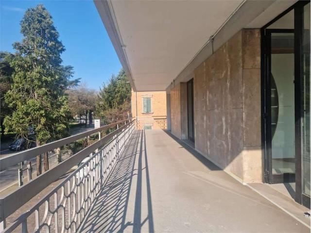 Locale Commerciale in affitto a San Francesco-Giardini Pubblici, Re