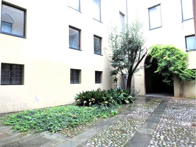 Locale Commerciale in affitto a San Giacomo città, Re