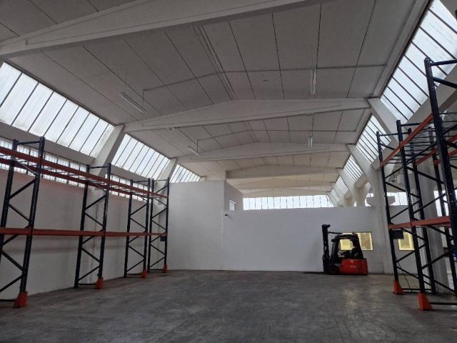 Locale Commerciale in affitto a Mancasale, Re