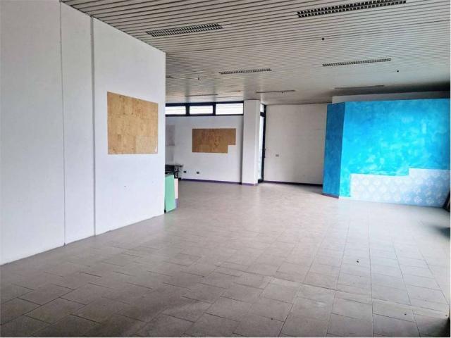 Locale Commerciale in affitto a Buco del Signore, Re