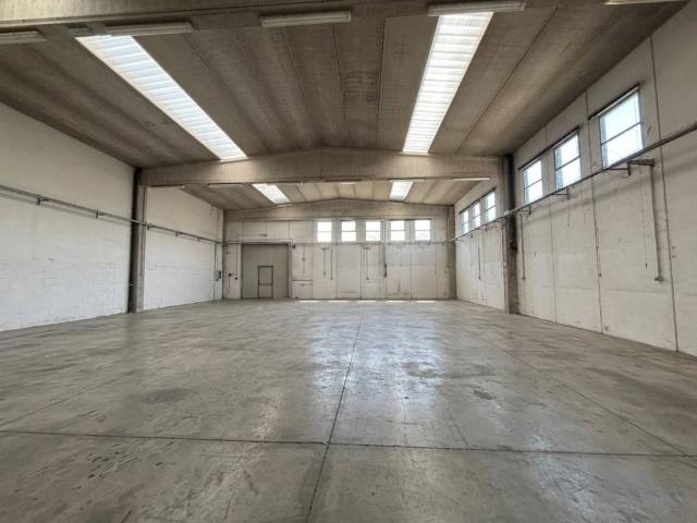 Locale Commerciale in affitto a Mancasale, Re