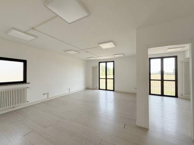 Locale Commerciale in affitto a San Prospero Strinati, Re