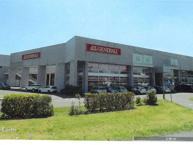 Locale Commerciale in affitto a Cavazzoli, Re