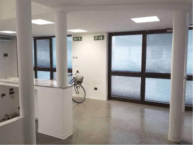 Locale Commerciale in affitto a Re, Reggio Emilia