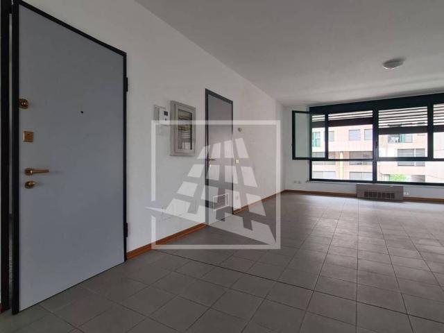 Locale Commerciale in affitto a Mirabello, Re