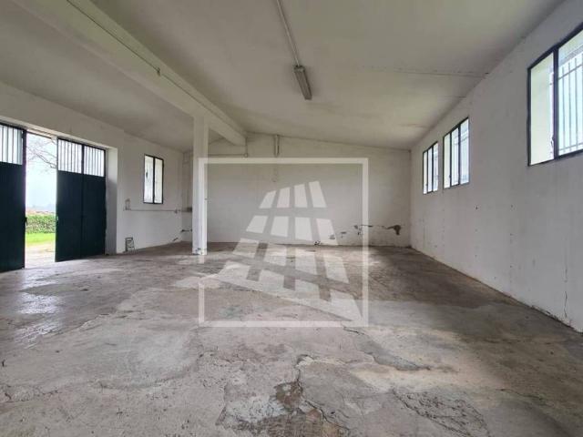 Locale Commerciale in affitto a Cavazzoli, Re