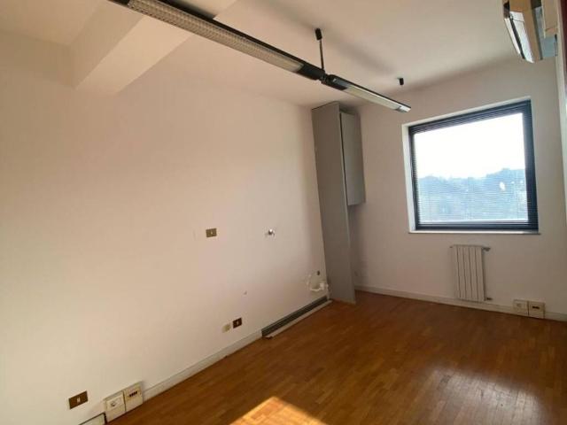 Locale Commerciale in affitto a Gardenia, Re