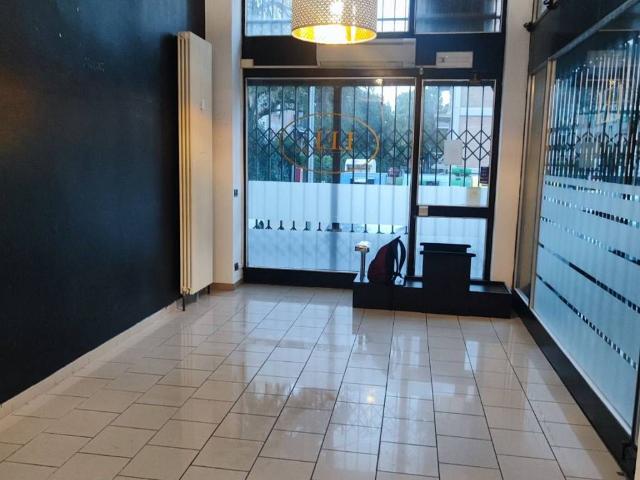 Locale Commerciale in affitto a Buon Pastore, Re