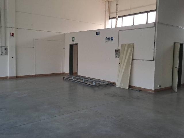 Locale Commerciale in affitto a Re, Reggio Emilia