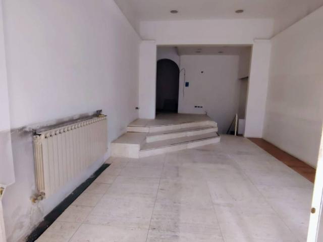 Locale Commerciale in affitto a San Nicolò, Re