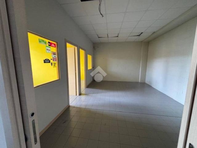 Locale Commerciale in affitto a Re, Reggio Emilia