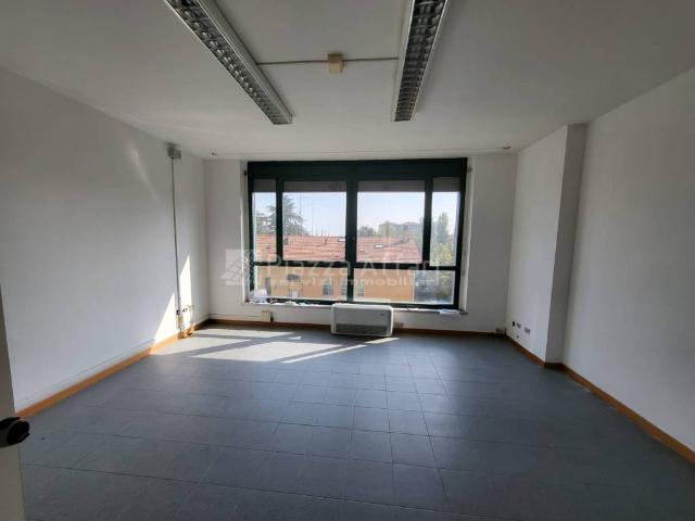 Locale Commerciale in affitto a Re, Reggio Emilia