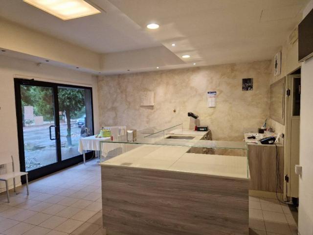 Locale Commerciale in affitto a Regina Pacis, Re