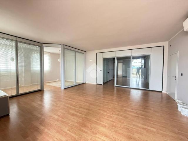 Locale Commerciale in affitto a Pratofontana, Re