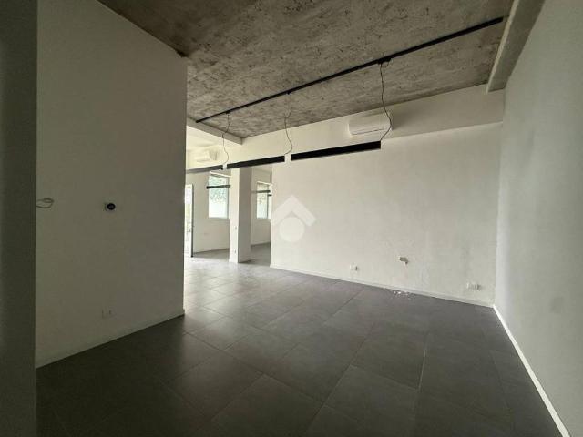 Locale Commerciale in affitto a Belvedere, Re