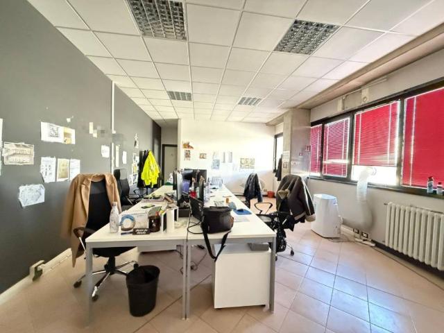Locale Commerciale in affitto a Baragalla, Re