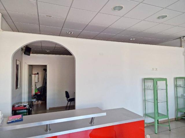 Locale Commerciale in affitto a Cavazzoli, Re