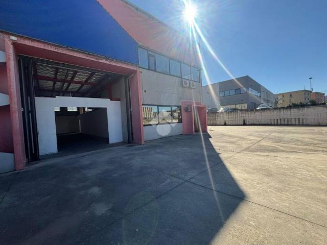 Locale Commerciale in affitto a Calabria, Cosenza