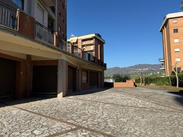 Locale Commerciale in affitto a Calabria, Cosenza