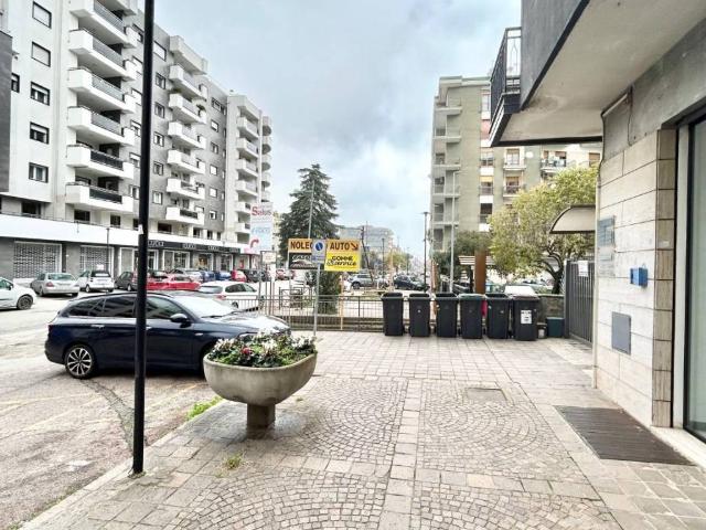 Locale Commerciale in affitto a Calabria, Cosenza