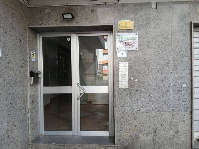 Locale Commerciale in affitto a Calabria, Cosenza
