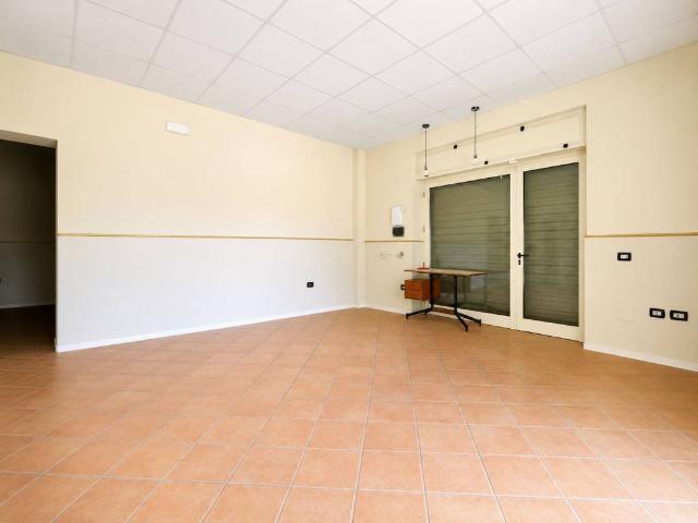 Locale Commerciale in affitto a Calabria, Cosenza