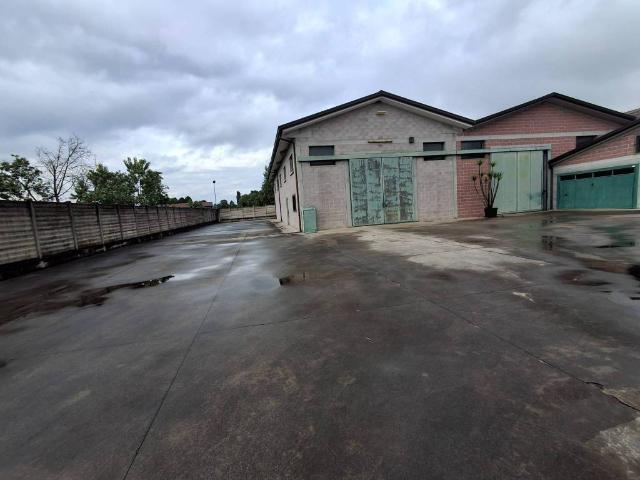 Locale Commerciale in affitto a Resana, Veneto