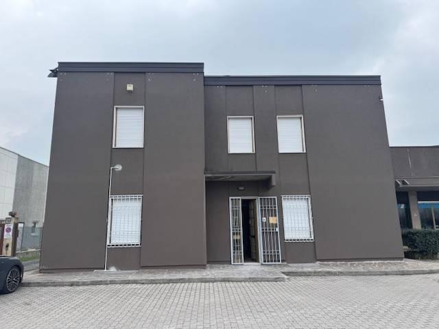 Locale Commerciale in affitto a Rezzato, Lombardia